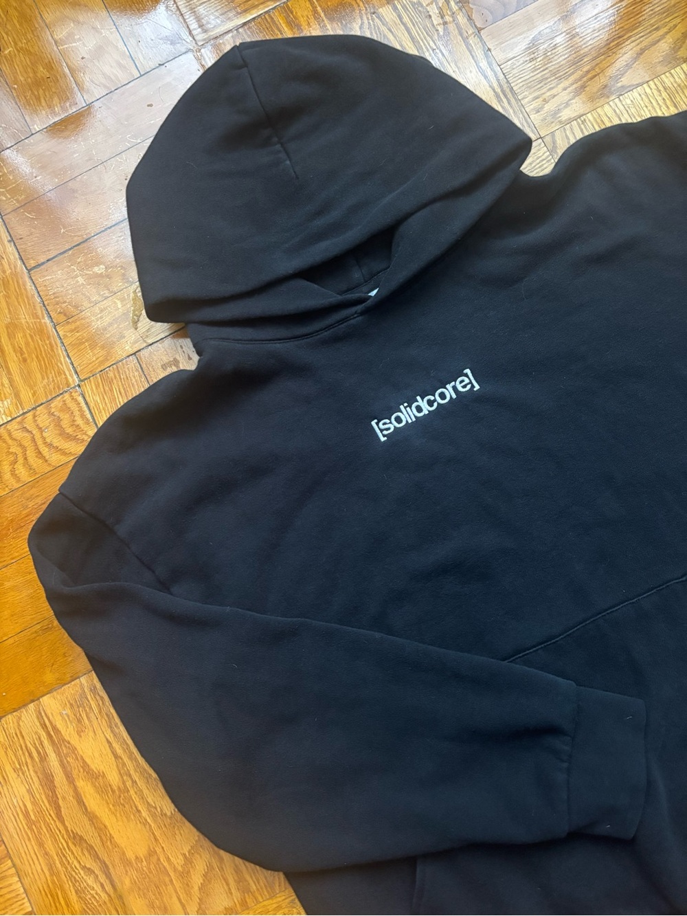 [solidcore] Minimalist Black Pullover Hoodie - Embroidered Logo Sweatshirt